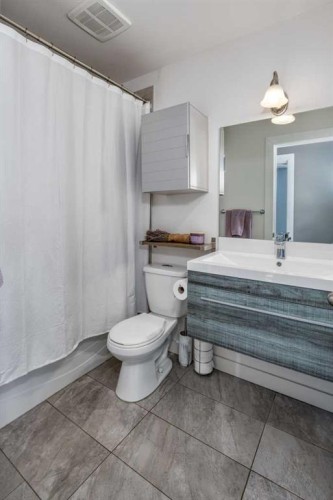 94 Glendale Way, Cochrane, AB - Indoor Photo Showing Bathroom