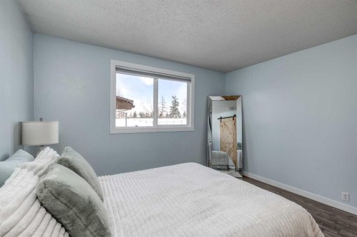 94 Glendale Way, Cochrane, AB - Indoor Photo Showing Bedroom