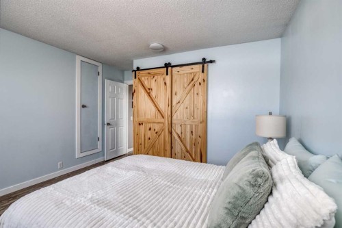 94 Glendale Way, Cochrane, AB - Indoor Photo Showing Bedroom
