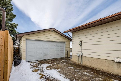 94 Glendale Way, Cochrane, AB - Outdoor With Exterior