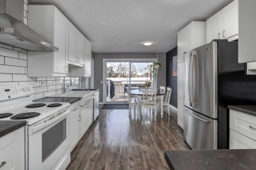 94 Glendale Way, Cochrane, AB - Indoor Photo Showing Kitchen
