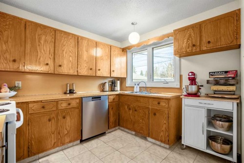 5711 Dalmead Crescent Nw, Calgary, AB - Indoor Photo Showing Kitchen