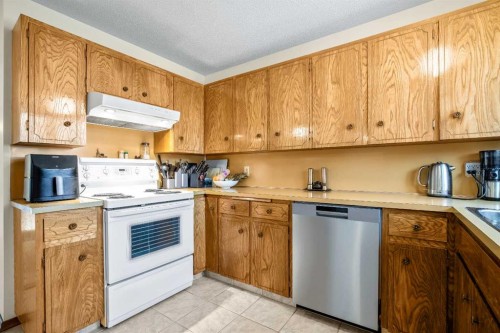 5711 Dalmead Crescent Nw, Calgary, AB - Indoor Photo Showing Kitchen