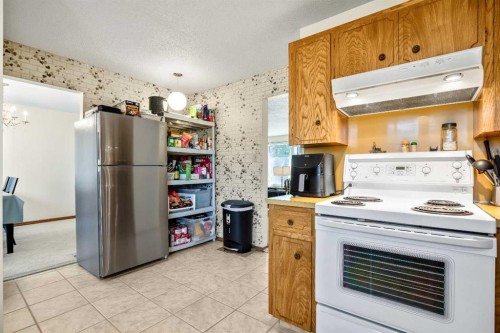 5711 Dalmead Crescent Nw, Calgary, AB - Indoor Photo Showing Kitchen
