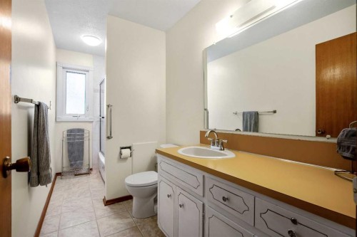 5711 Dalmead Crescent Nw, Calgary, AB - Indoor Photo Showing Bathroom