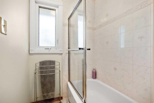 5711 Dalmead Crescent Nw, Calgary, AB - Indoor Photo Showing Bathroom