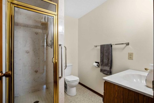 5711 Dalmead Crescent Nw, Calgary, AB - Indoor Photo Showing Bathroom