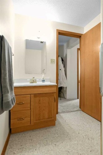 5711 Dalmead Crescent Nw, Calgary, AB - Indoor Photo Showing Bathroom