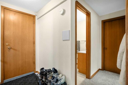 5711 Dalmead Crescent Nw, Calgary, AB - Indoor Photo Showing Other Room