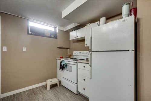 5929 West Park Crescent, Red Deer, AB - Indoor Photo Showing Kitchen