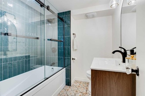 120 Oaktree Lane Sw, Calgary, AB - Indoor Photo Showing Bathroom