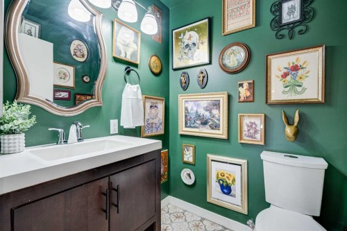 120 Oaktree Lane Sw, Calgary, AB - Indoor Photo Showing Bathroom