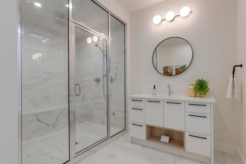 1307 Hamilton Street Nw, Calgary, AB - Indoor Photo Showing Bathroom
