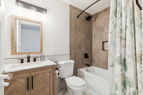 642 Schooner Cove Nw, Calgary, AB - Indoor Photo Showing Bathroom