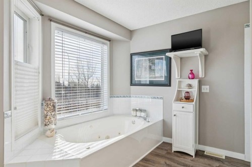 420 Rocky Ridge Bay Nw, Calgary, AB - Indoor Photo Showing Bathroom