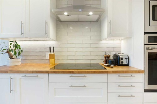 1032 18 Avenue Se, Calgary, AB - Indoor Photo Showing Kitchen