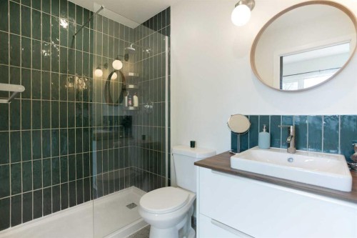 1032 18 Avenue Se, Calgary, AB - Indoor Photo Showing Bathroom