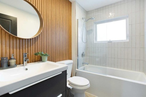 1032 18 Avenue Se, Calgary, AB - Indoor Photo Showing Bathroom
