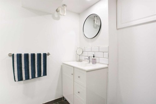 1032 18 Avenue Se, Calgary, AB - Indoor Photo Showing Bathroom