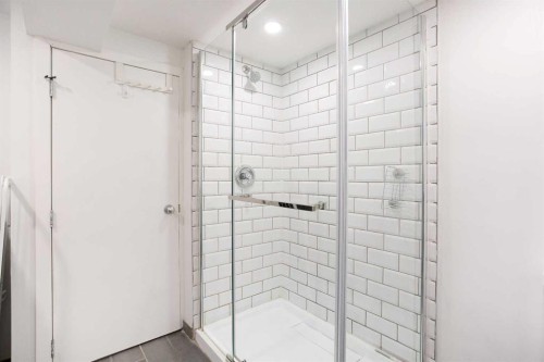 1032 18 Avenue Se, Calgary, AB - Indoor Photo Showing Bathroom