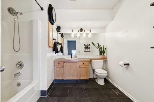 27 Everstone Way Sw, Calgary, AB - Indoor Photo Showing Bathroom