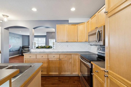 27 Everstone Way Sw, Calgary, AB - Indoor Photo Showing Kitchen