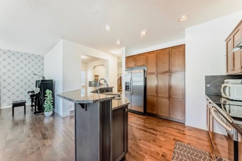 44 Aspen Hills Close Sw, Calgary, AB - Indoor Photo Showing Kitchen