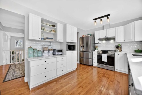 94 Candle Terrace Sw, Calgary, AB - Indoor Photo Showing Kitchen With Upgraded Kitchen