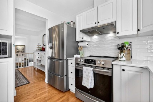 94 Candle Terrace Sw, Calgary, AB - Indoor Photo Showing Kitchen