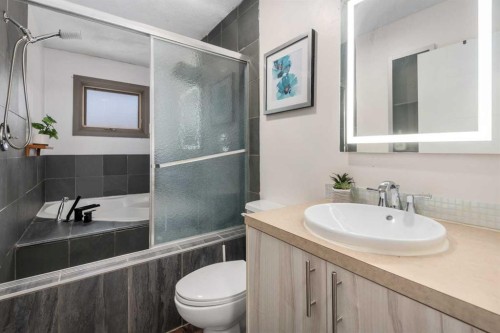 4504 14 Street Nw, Calgary, AB - Indoor Photo Showing Bathroom