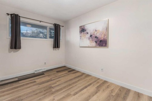 4504 14 Street Nw, Calgary, AB - Indoor Photo Showing Other Room