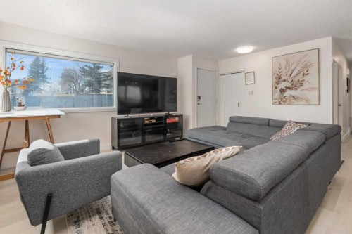 4504 14 Street Nw, Calgary, AB - Indoor Photo Showing Living Room