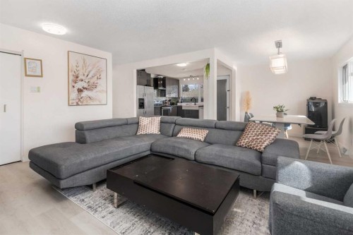 4504 14 Street Nw, Calgary, AB - Indoor Photo Showing Living Room