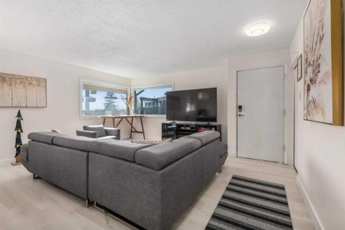 4504 14 Street Nw, Calgary, AB - Indoor Photo Showing Living Room