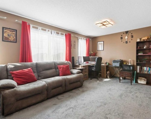 670 Muirfield Crescent, Lyalta, AB - Indoor Photo Showing Living Room