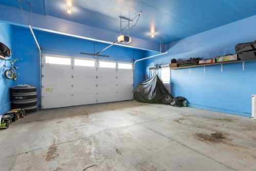 670 Muirfield Crescent, Lyalta, AB - Indoor Photo Showing Garage