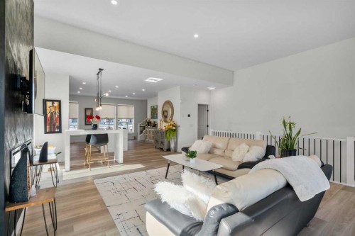 244 Sovereign Common Sw, Calgary, AB - Indoor Photo Showing Living Room