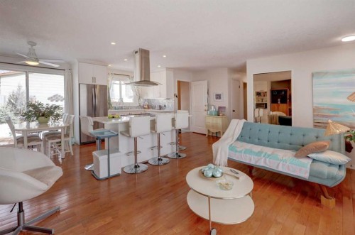 540 Lysander Drive Se, Calgary, AB - Indoor Photo Showing Living Room