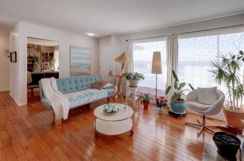 540 Lysander Drive Se, Calgary, AB - Indoor Photo Showing Living Room