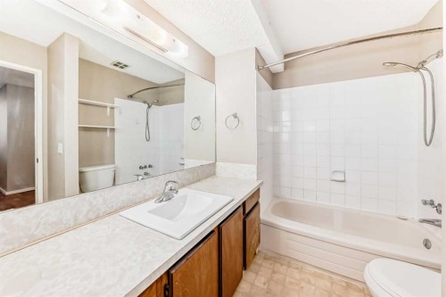6-4630 46 Avenue, Olds, AB - Indoor Photo Showing Bathroom