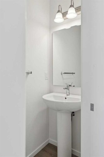 25 Yorkstone Row Sw, Calgary, AB - Indoor Photo Showing Bathroom