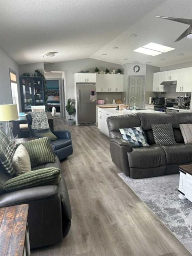 270165 Range Road 291 Se, Airdrie, AB - Indoor Photo Showing Living Room