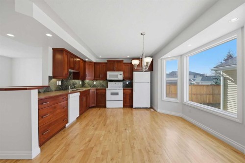 172 Somme Manor Sw, Calgary, AB - Indoor Photo Showing Kitchen