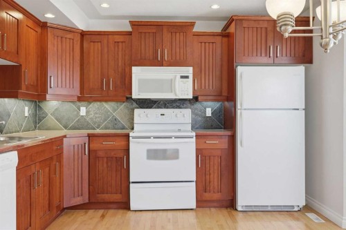 172 Somme Manor Sw, Calgary, AB - Indoor Photo Showing Kitchen