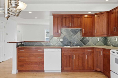 172 Somme Manor Sw, Calgary, AB - Indoor Photo Showing Kitchen