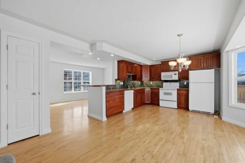 172 Somme Manor Sw, Calgary, AB - Indoor Photo Showing Kitchen