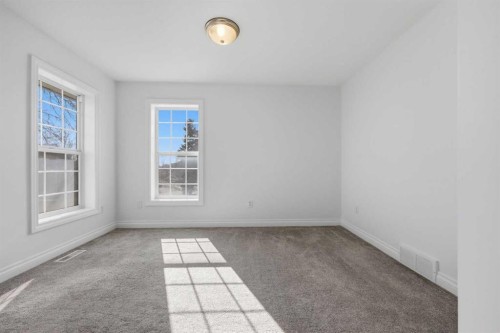 172 Somme Manor Sw, Calgary, AB - Indoor Photo Showing Other Room