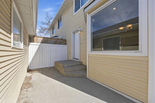 172 Somme Manor Sw, Calgary, AB - Outdoor With Exterior