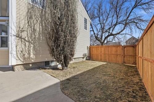 172 Somme Manor Sw, Calgary, AB - Outdoor