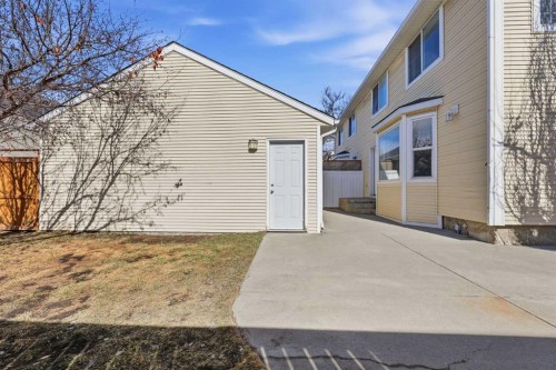 172 Somme Manor Sw, Calgary, AB - Outdoor